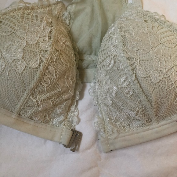 white front closure bra - Picture 3 of 3